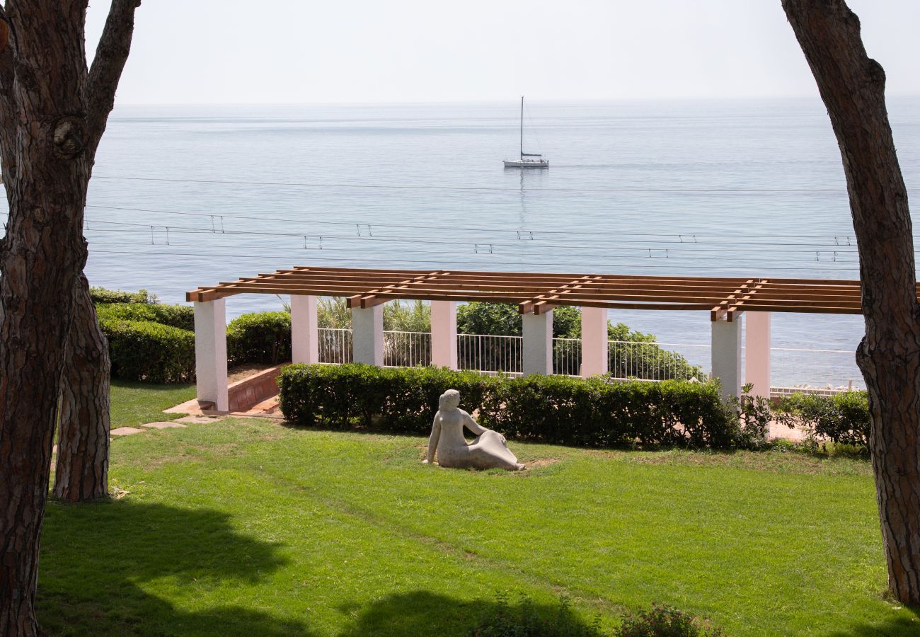 Villa in Mataró - Seafront bliss for 16 people – 40km to Barcelona!