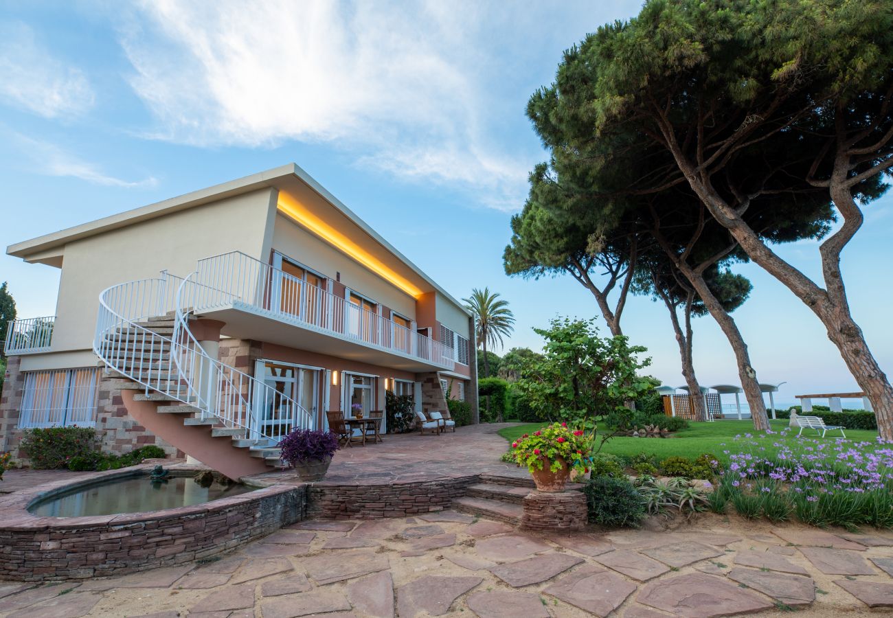 Villa in Mataró - Seafront bliss for 16 people – 40km to Barcelona!