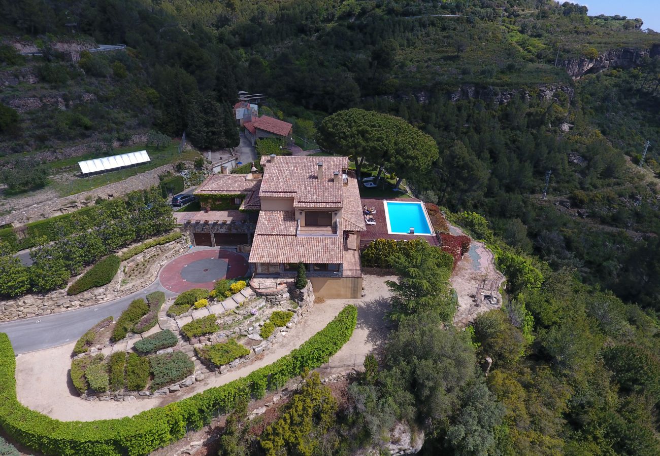 Villa in Sant Feliu de Codines - Lux views and heated pool for 25 pax 35min to BCN