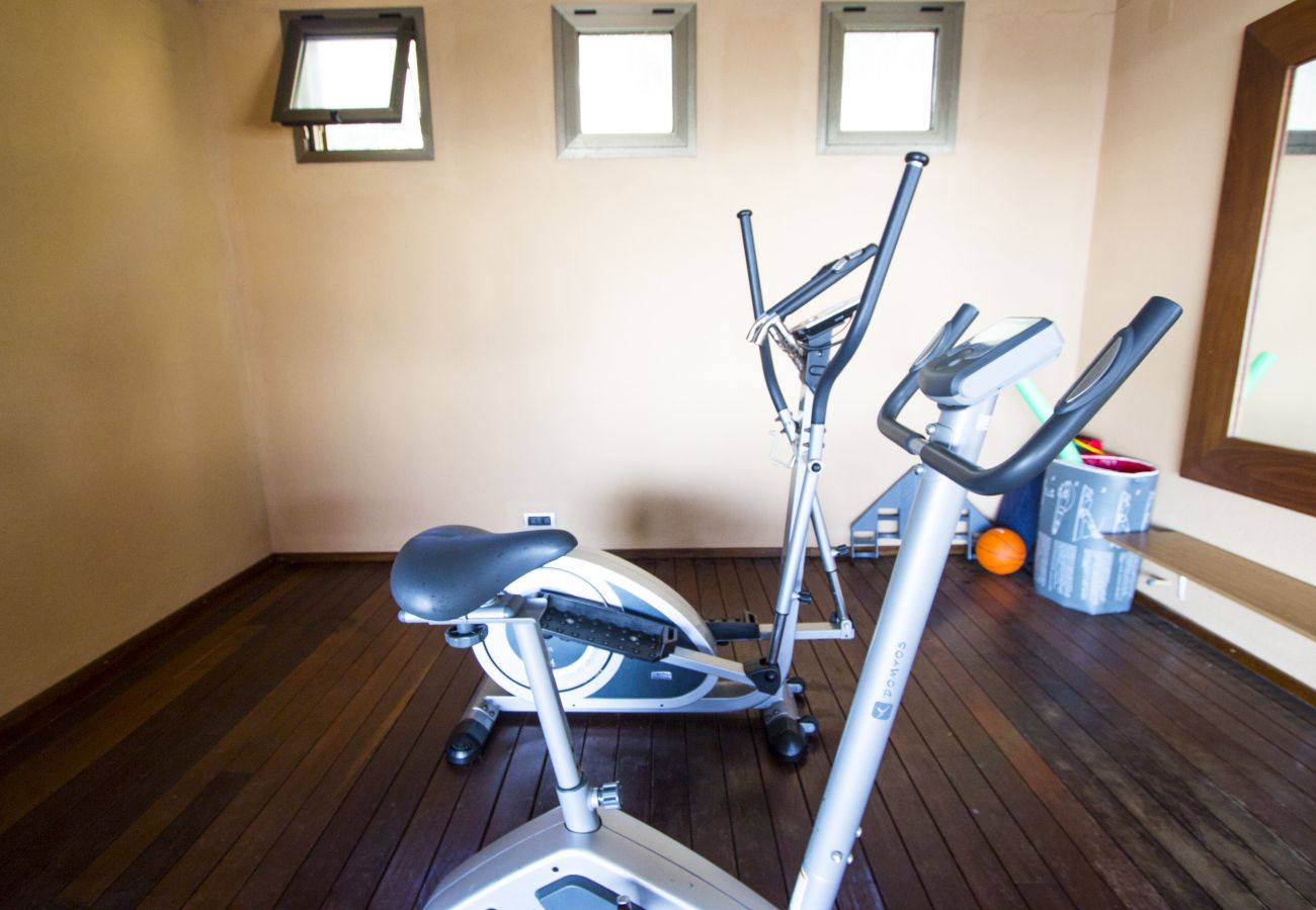 Villa in Sant Feliu de Codines - Lux views and heated pool for 25 pax 35min to BCN