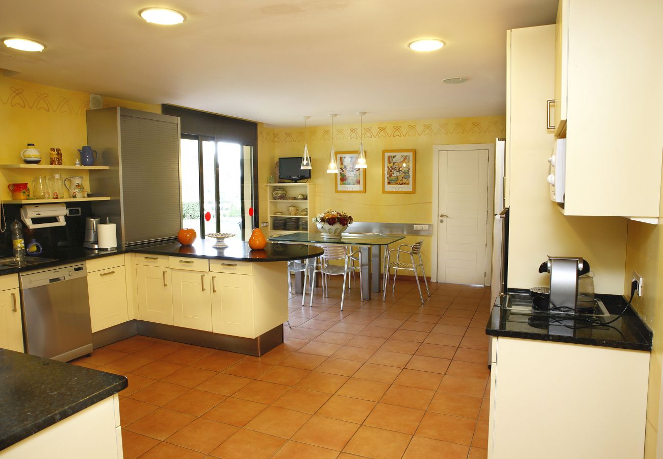 Villa in Sant Feliu de Codines - Lux views and heated pool for 25 pax 35min to BCN