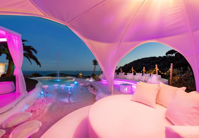 Villa in Badalona - Luxury w/ Sea Views 15 min to central Barcelona! Villa in Badalona - Luxury w/ Sea Views 15 min to central Barcelona!