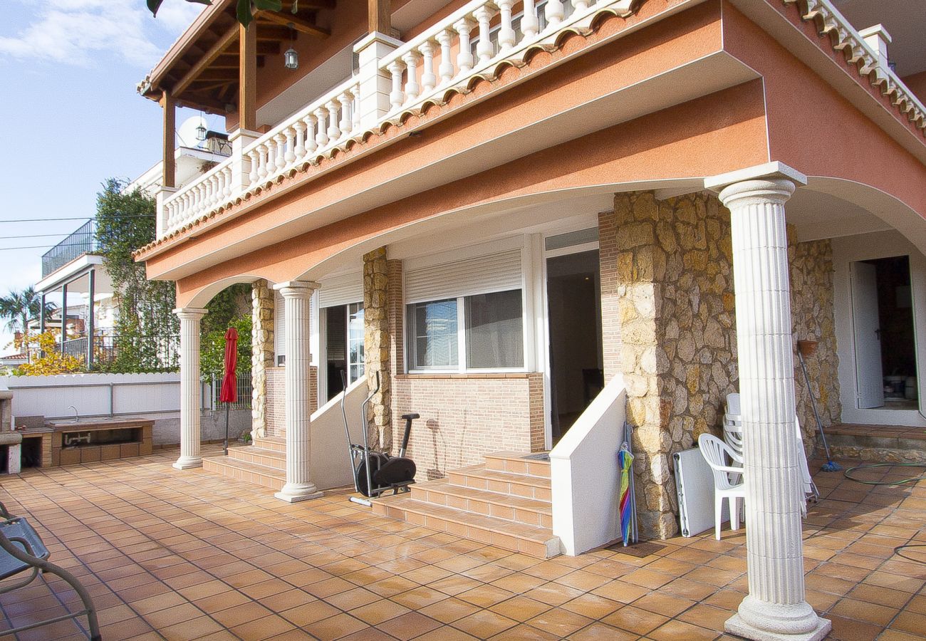 Villa in Calafell - Sea views, walk to beach + guest/teen/MIL suite!
