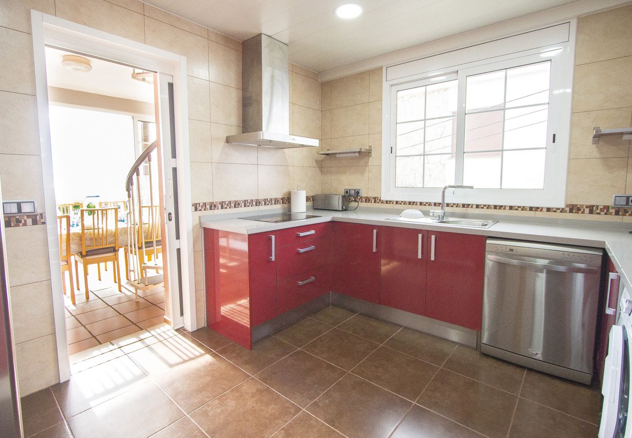 Villa in Calafell - Sea views, walk to beach + guest/teen/MIL suite!
