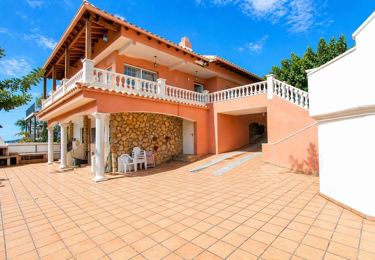 Villa in Calafell - Sea views, walk to beach + guest/teen/MIL suite!