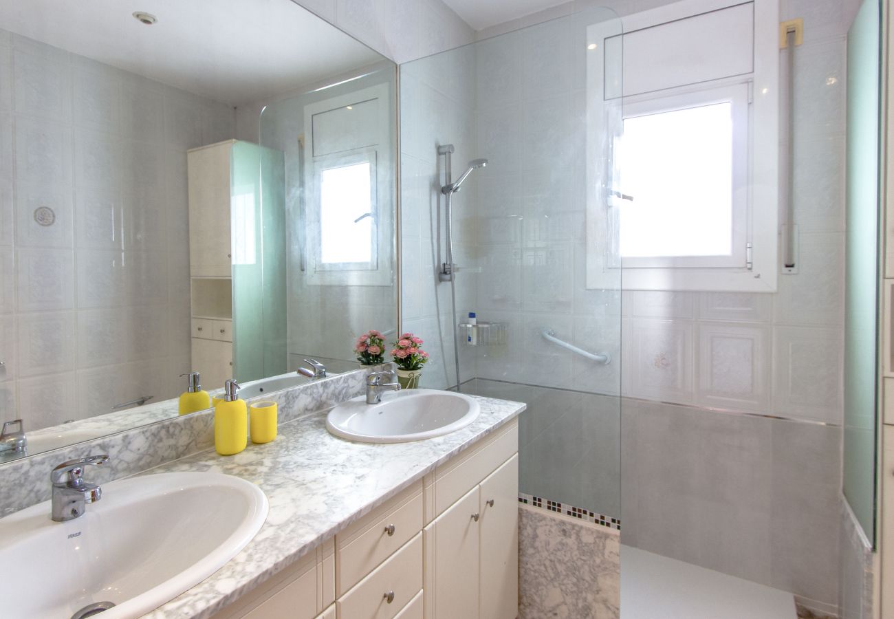 Villa in Cunit - Fab Fun - beach, forest and village center 1km