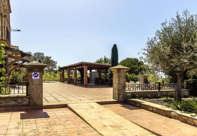 Villa in Bigues i Riells - Your own private hotel 30 min to BCN for 25 guests Villa in Bigues i Riells - Your own private hotel 30 min to BCN for 25 guests