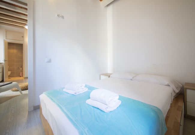 Apartment in Barcelona - Lovely apartment central Barcelona 100m to beach!