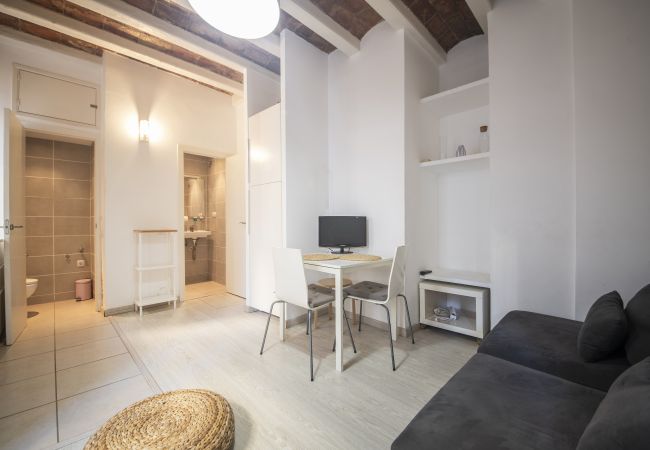 Apartment in Barcelona - Lovely apartment central Barcelona 100m to beach!