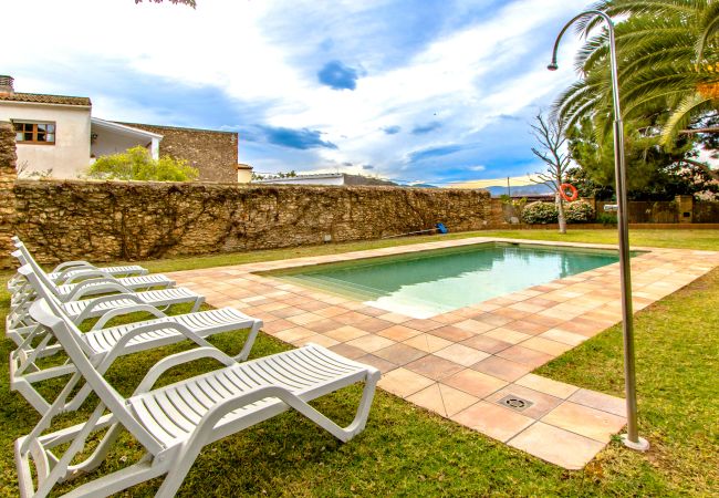 Villa in Santa Oliva - Timeless Elegance near Barcelona, 14 min to beach