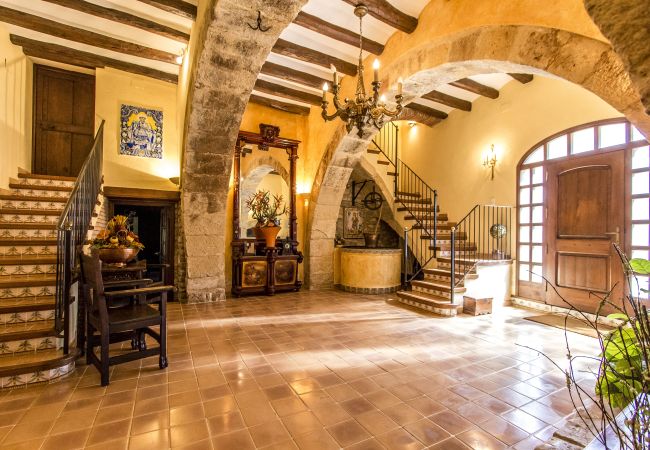 Villa in Santa Oliva - Timeless Elegance near Barcelona, 14 min to beach