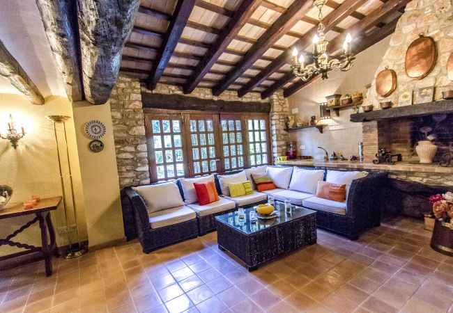 Villa in Santa Oliva - Timeless Elegance near Barcelona, 14 min to beach