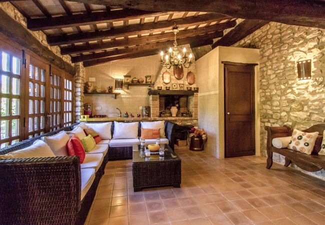Villa in Santa Oliva - Timeless Elegance near Barcelona, 14 min to beach Villa in Santa Oliva - Timeless Elegance near Barcelona, 14 min to beach