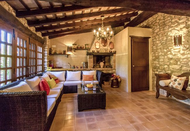 Villa in Santa Oliva - Timeless Elegance near Barcelona, 14 min to beach