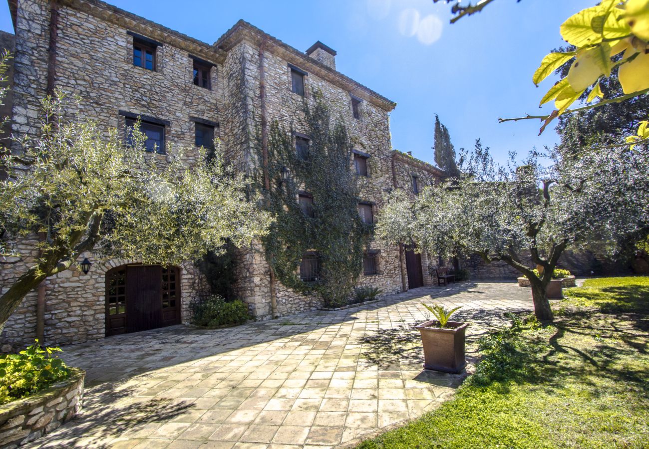 Villa in Santa Oliva - Timeless Elegance near Barcelona, 14 min to beach