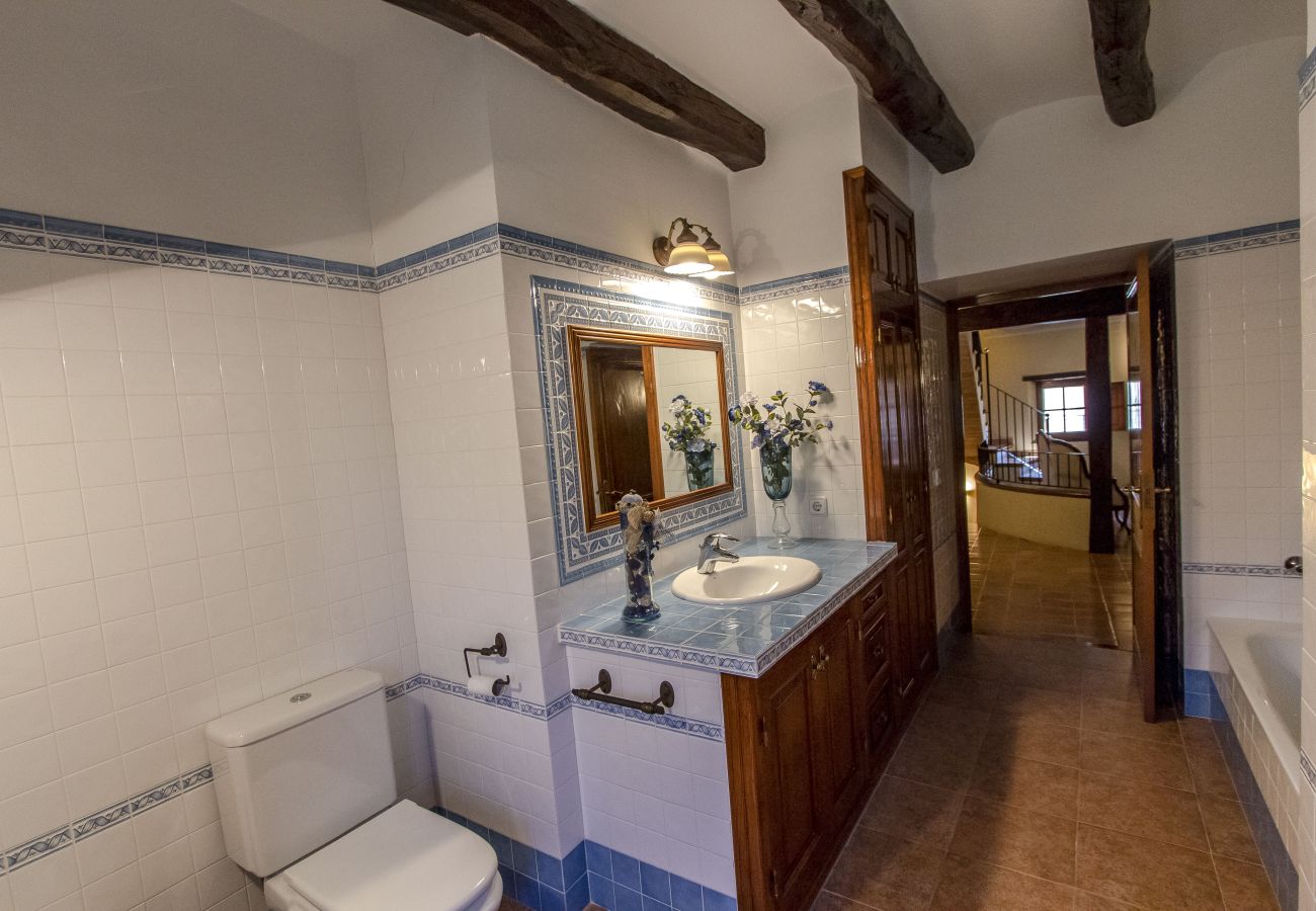 Villa in Santa Oliva - Timeless Elegance near Barcelona, 14 min to beach