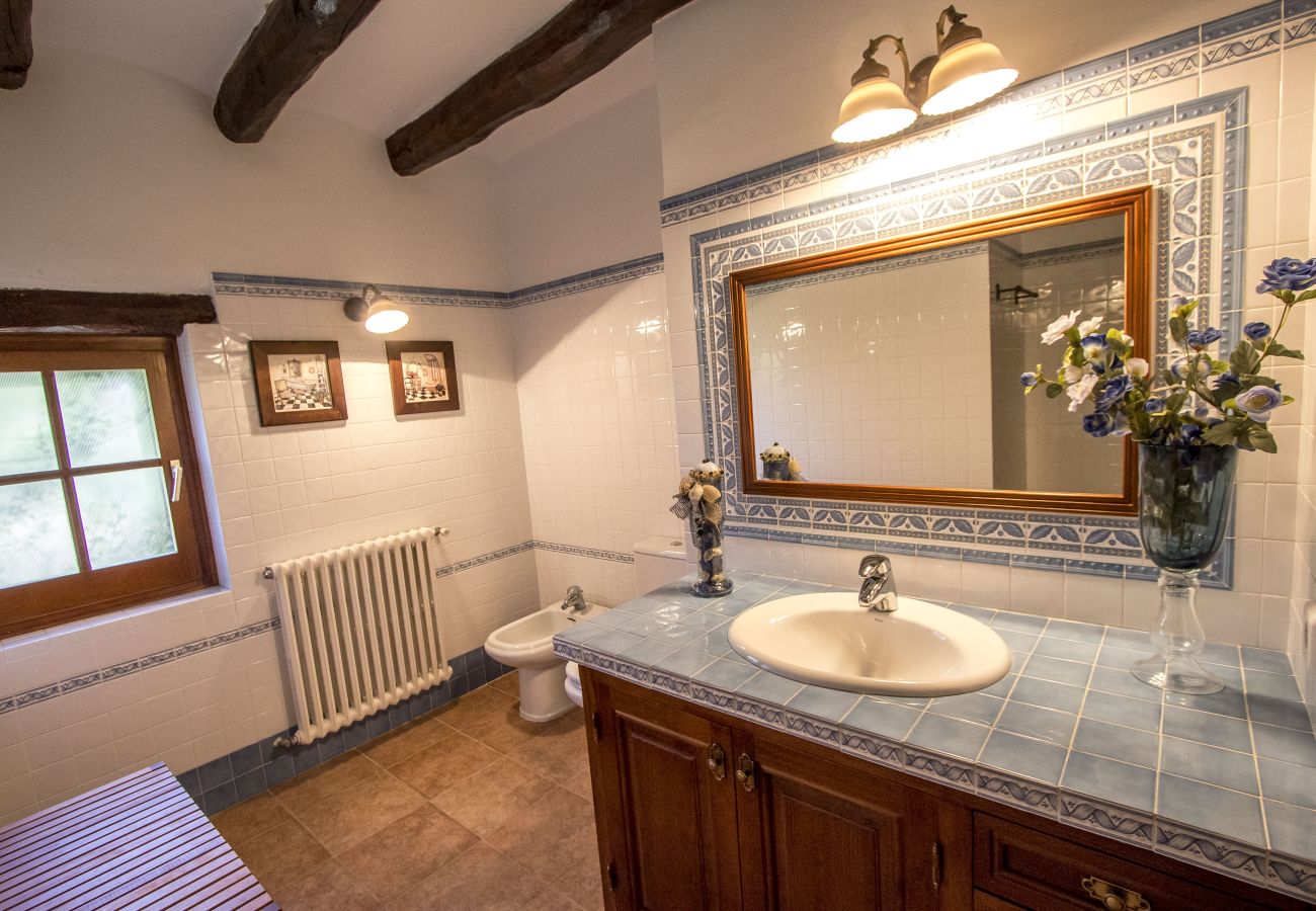 Villa in Santa Oliva - Timeless Elegance near Barcelona, 14 min to beach