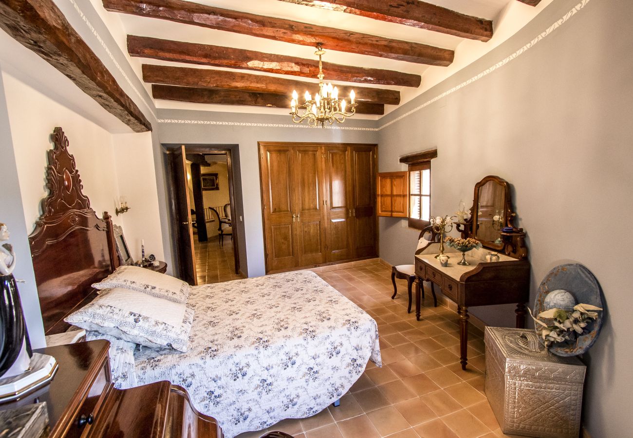 Villa in Santa Oliva - Timeless Elegance near Barcelona, 14 min to beach