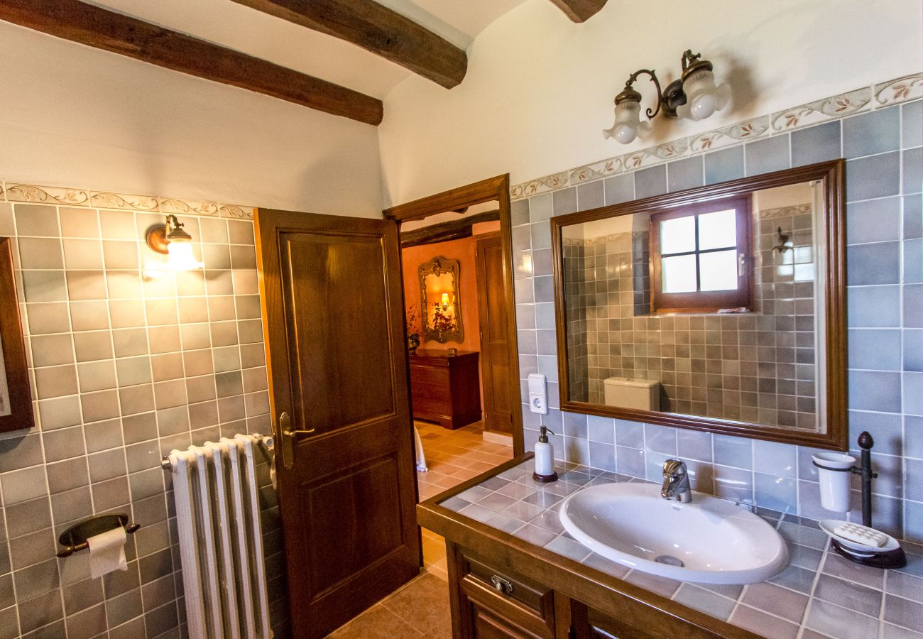 Villa in Santa Oliva - Timeless Elegance near Barcelona, 14 min to beach