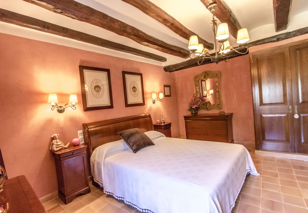 Villa in Santa Oliva - Timeless Elegance near Barcelona, 14 min to beach