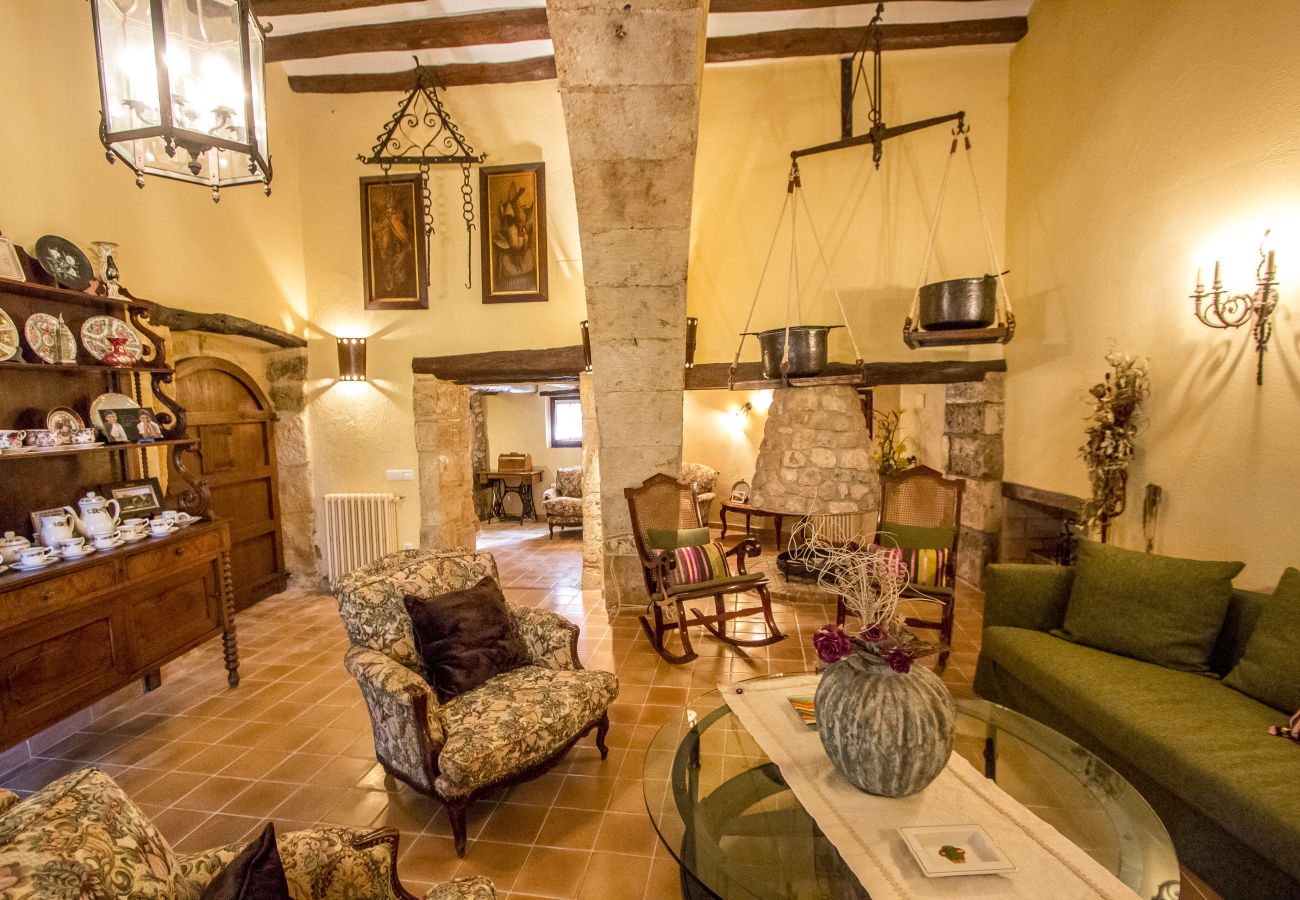 Villa in Santa Oliva - Timeless Elegance near Barcelona, 14 min to beach