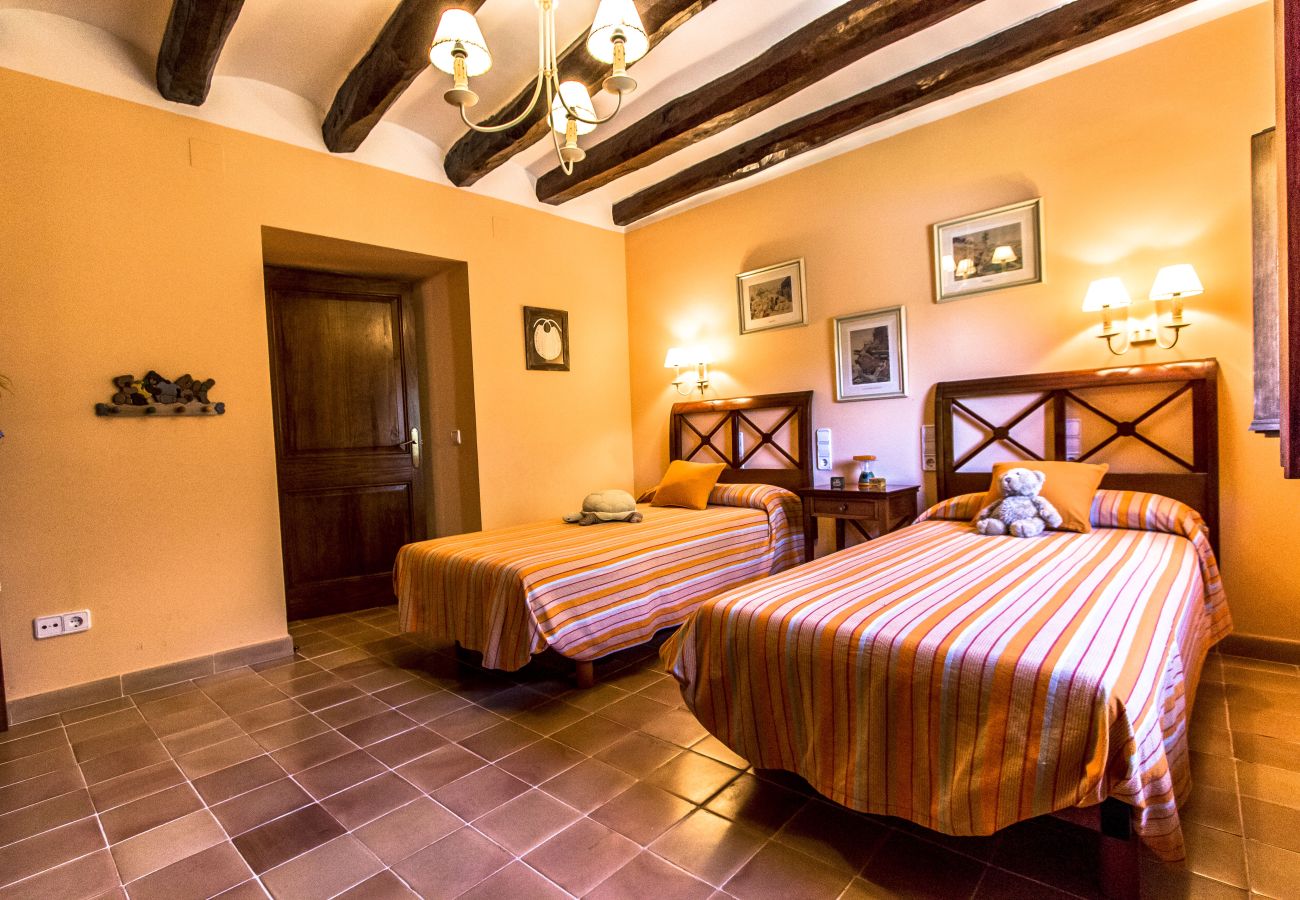 Villa in Santa Oliva - Timeless Elegance near Barcelona, 14 min to beach
