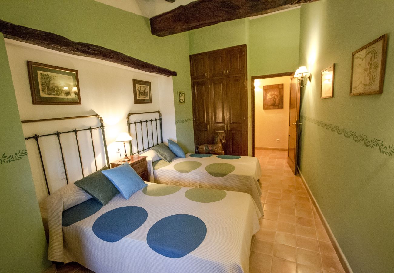 Villa in Santa Oliva - Timeless Elegance near Barcelona, 14 min to beach