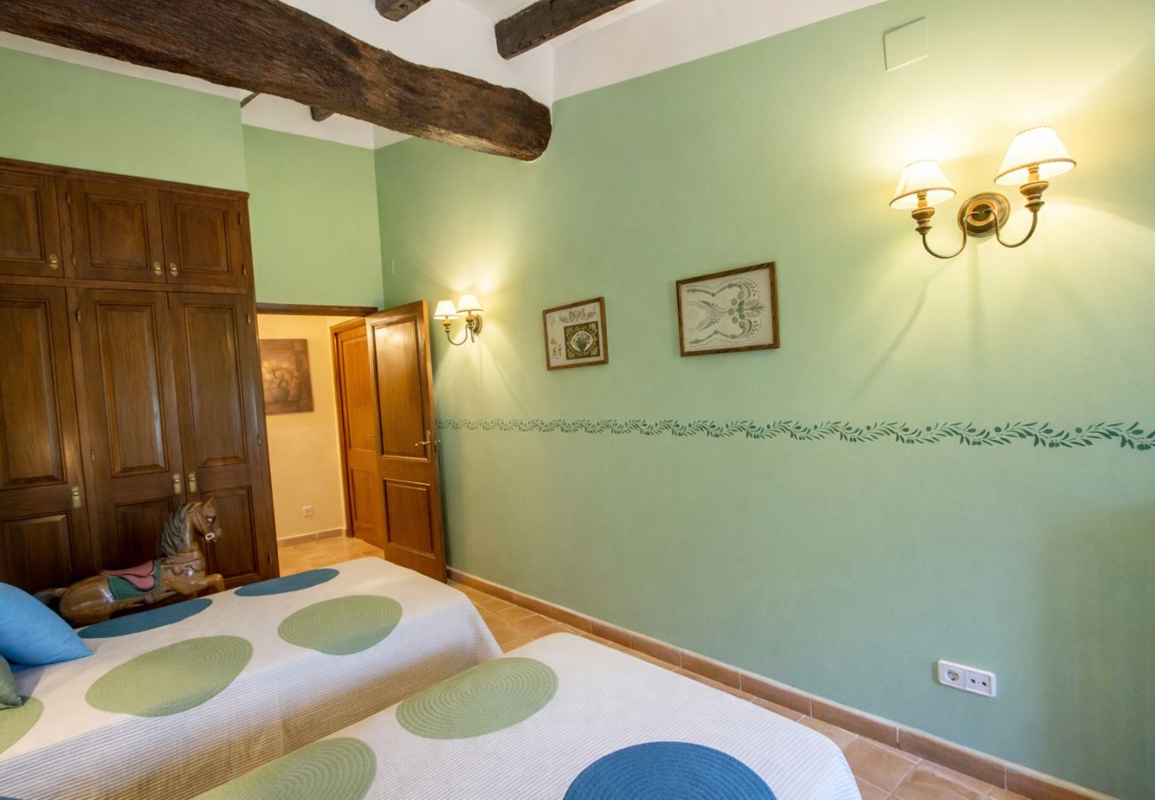 Villa in Santa Oliva - Timeless Elegance near Barcelona, 14 min to beach