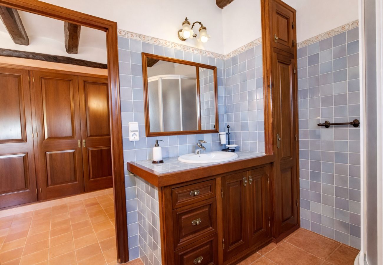 Villa in Santa Oliva - Timeless Elegance near Barcelona, 14 min to beach