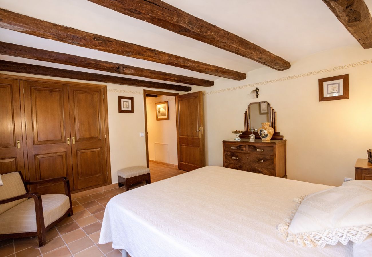 Villa in Santa Oliva - Timeless Elegance near Barcelona, 14 min to beach