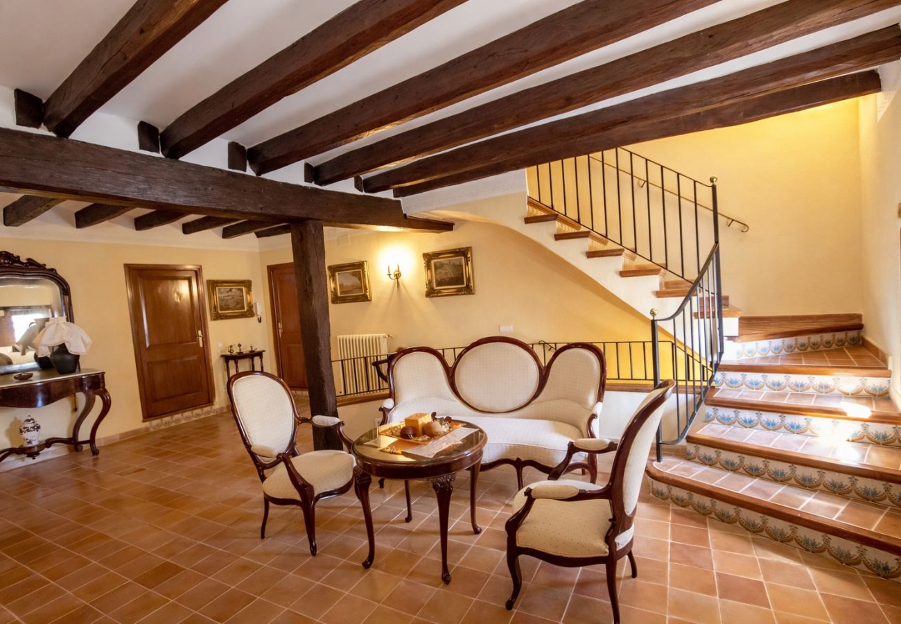 Villa in Santa Oliva - Timeless Elegance near Barcelona, 14 min to beach