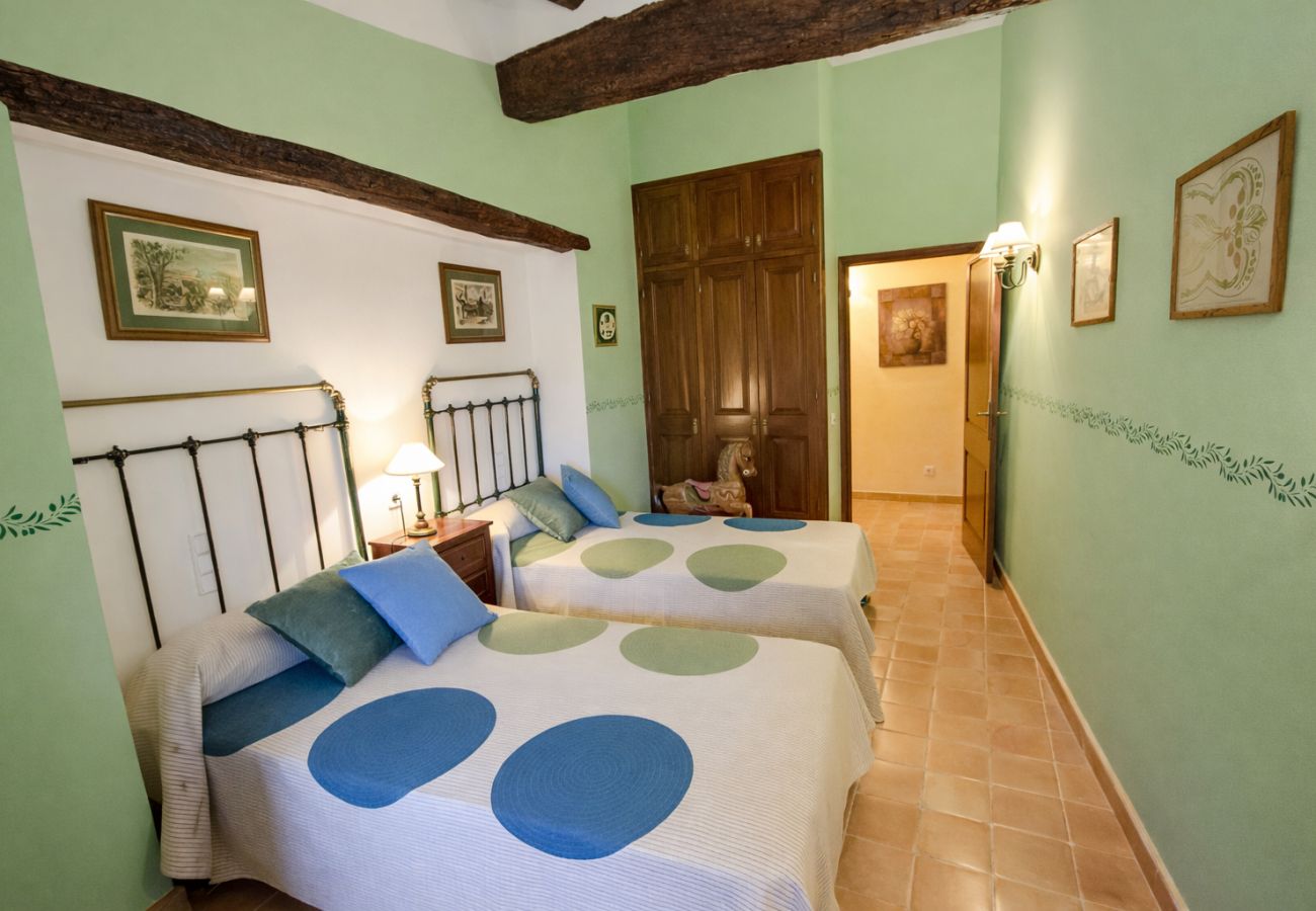 Villa in Santa Oliva - Timeless Elegance near Barcelona, 14 min to beach