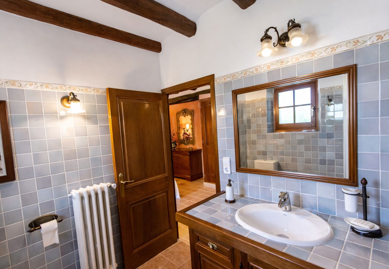 Villa in Santa Oliva - Timeless Elegance near Barcelona, 14 min to beach