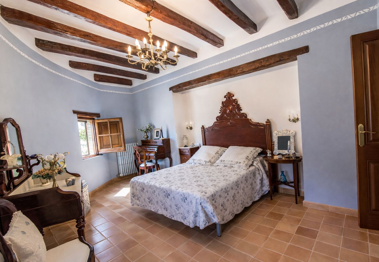 Villa in Santa Oliva - Timeless Elegance near Barcelona, 14 min to beach