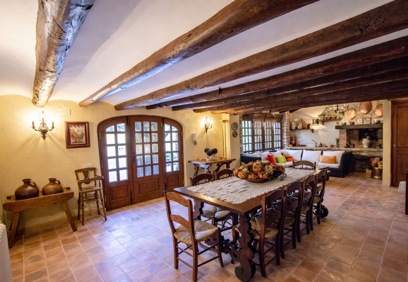 Villa in Santa Oliva - Timeless Elegance near Barcelona, 14 min to beach