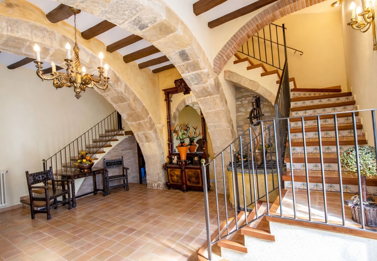 Villa in Santa Oliva - Timeless Elegance near Barcelona, 14 min to beach