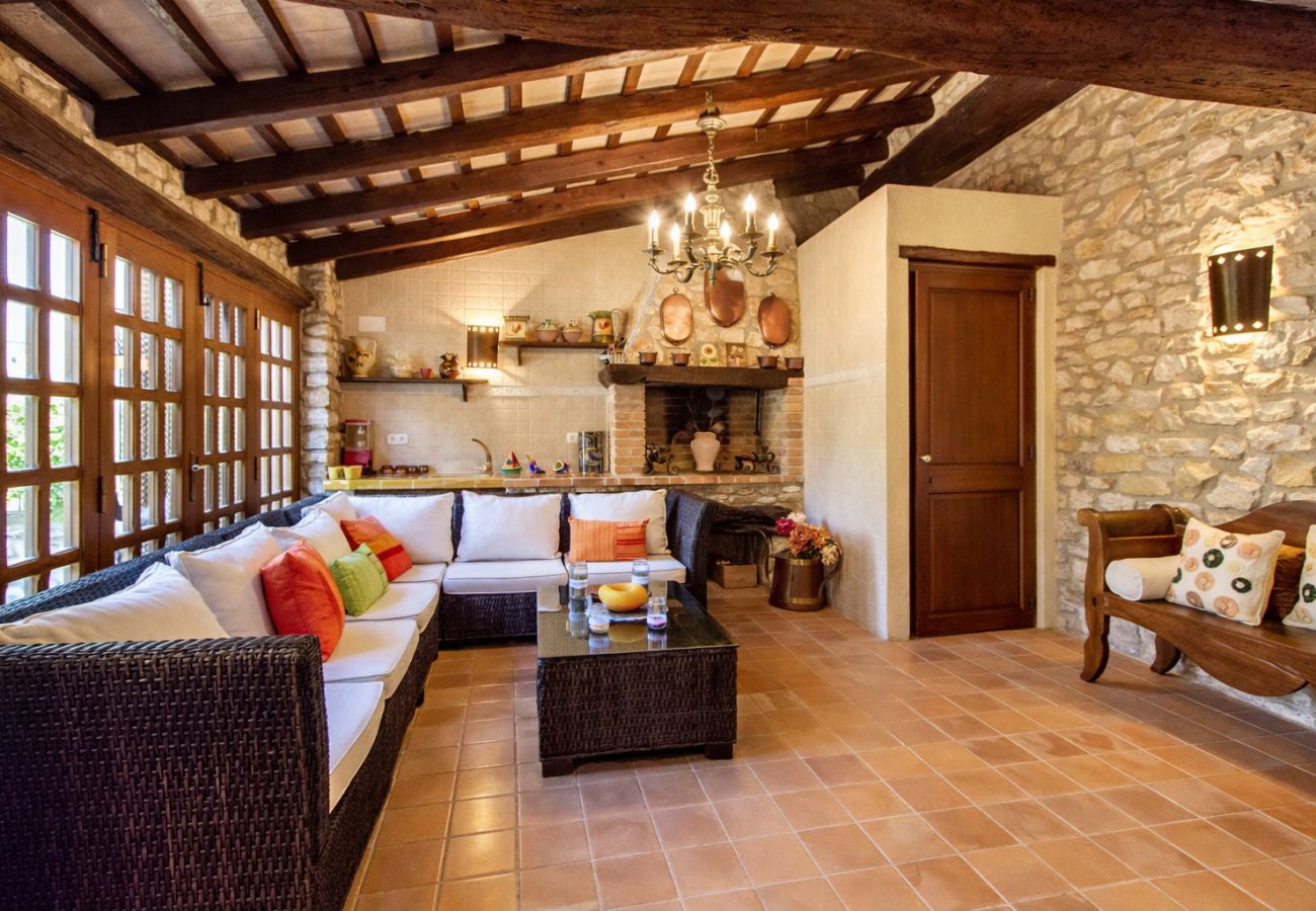 Villa in Santa Oliva - Timeless Elegance near Barcelona, 14 min to beach