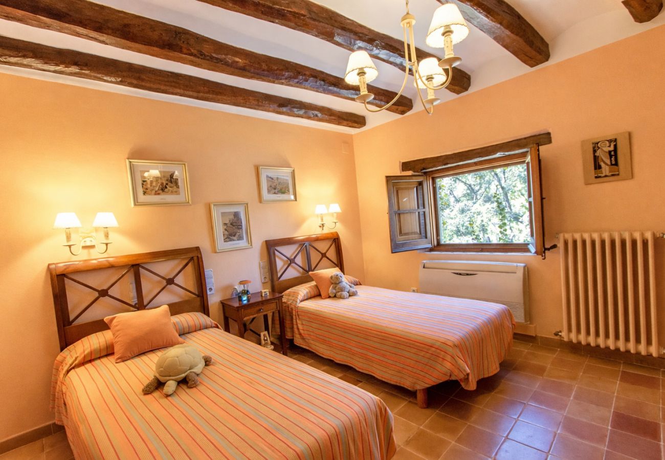 Villa in Santa Oliva - Timeless Elegance near Barcelona, 14 min to beach