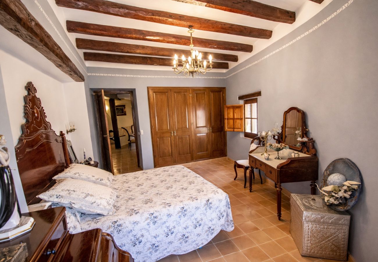 Villa in Santa Oliva - Timeless Elegance near Barcelona, 14 min to beach