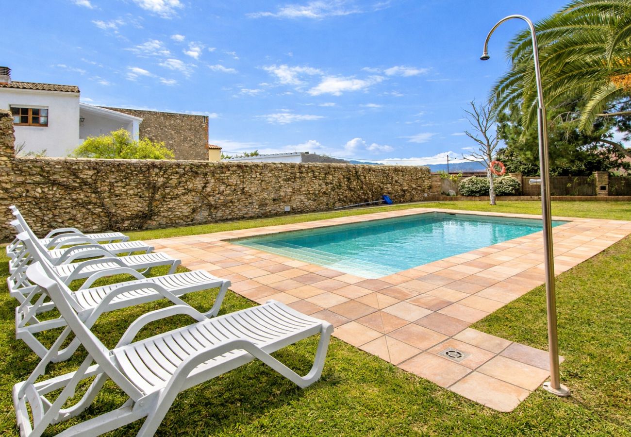 Villa in Santa Oliva - Timeless Elegance near Barcelona, 14 min to beach