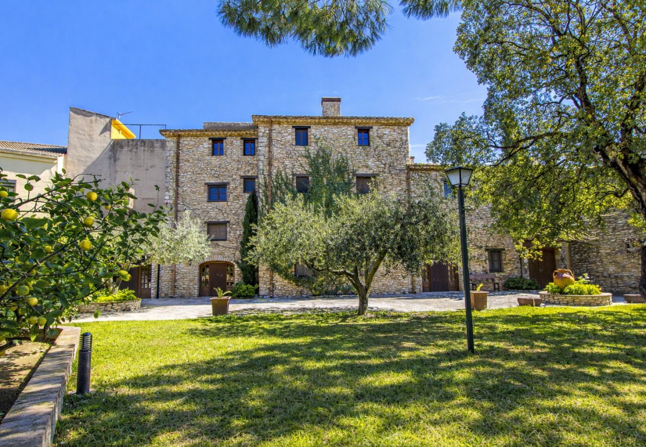 Villa in Santa Oliva - Timeless Elegance near Barcelona, 14 min to beach