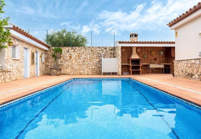 Villa in El Perelló - Tranquil Paradise, Private Pool - only 200m to beach! 