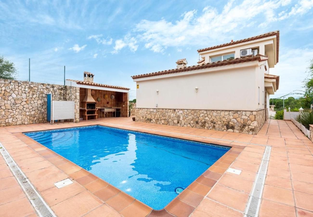 Villa in El Perelló - Tranquil Paradise, Private Pool - only 200m to beach! 