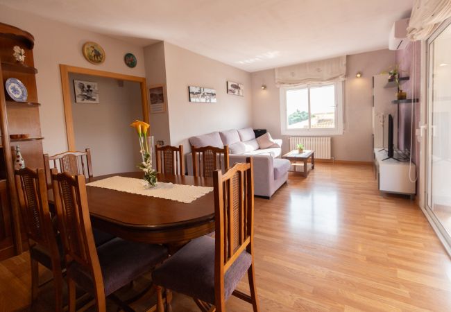 Villa in Pineda de Mar - Cozy beach town villa for 8 - no car necessary! Villa in Pineda de Mar - Cozy beach town villa for 8 - no car necessary!