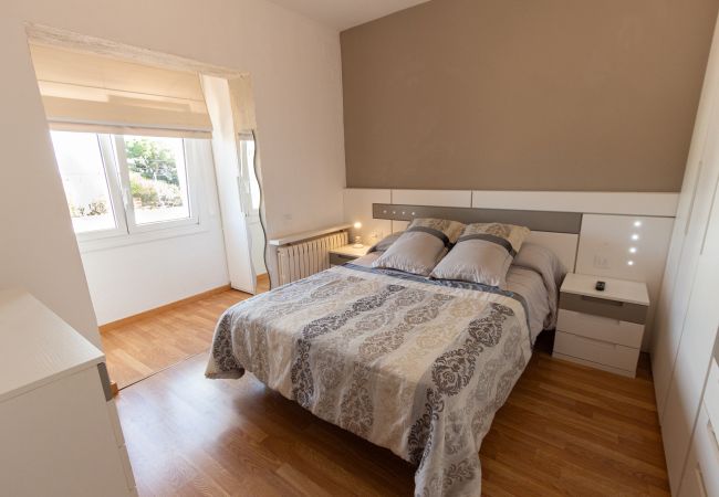 Villa in Pineda de Mar - Cozy beach town villa for 8 - no car necessary! Villa in Pineda de Mar - Cozy beach town villa for 8 - no car necessary!
