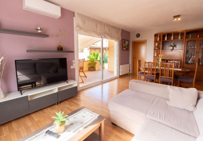Villa in Pineda de Mar - Cozy beach town villa for 8 - no car necessary! Villa in Pineda de Mar - Cozy beach town villa for 8 - no car necessary!