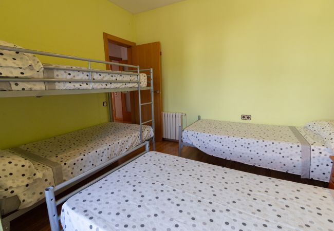 Villa in Pineda de Mar - Cozy beach town villa for 8 - no car necessary! Villa in Pineda de Mar - Cozy beach town villa for 8 - no car necessary!