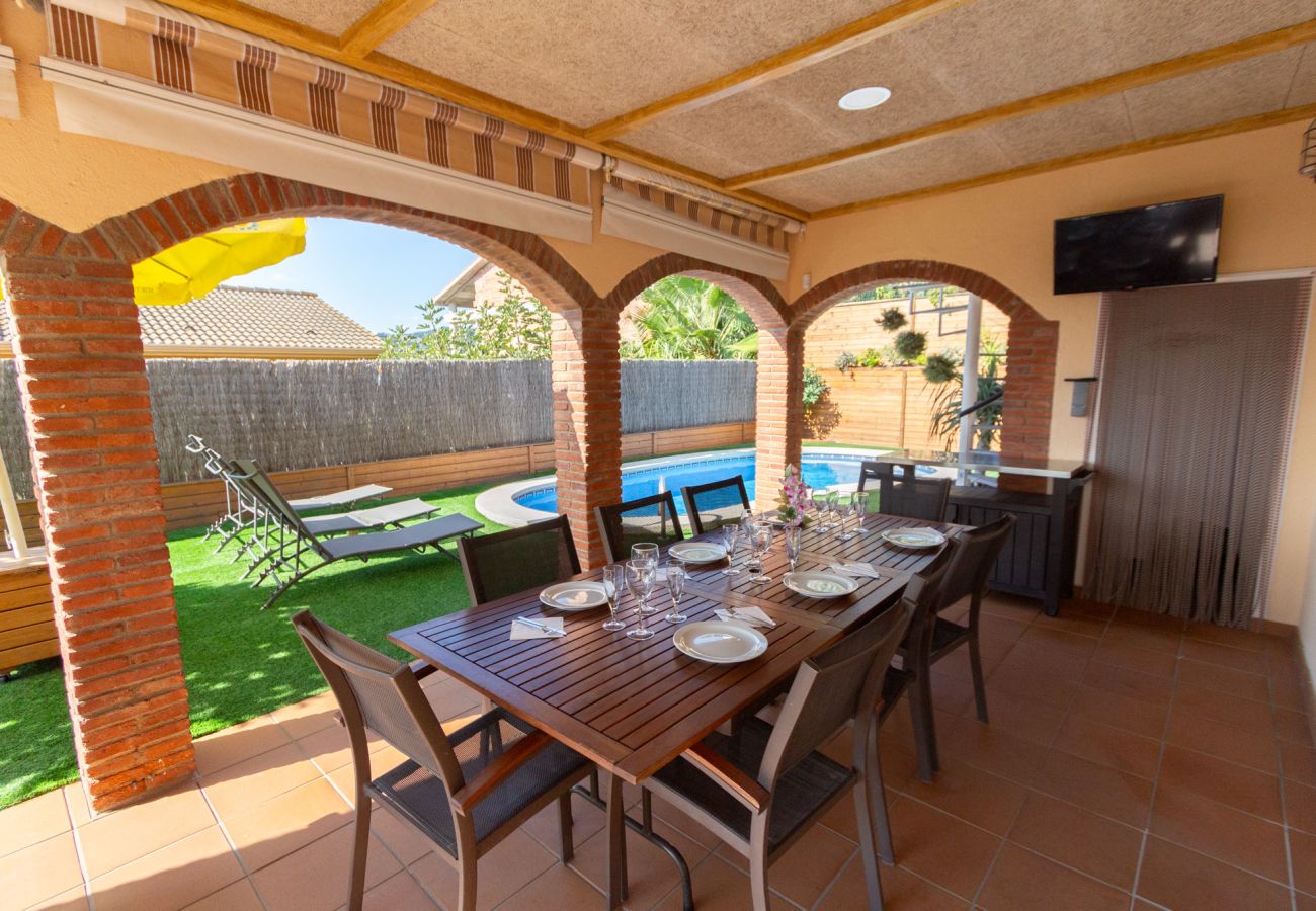 Villa in Pineda de Mar - Cozy beach town villa for 8 - no car necessary!
