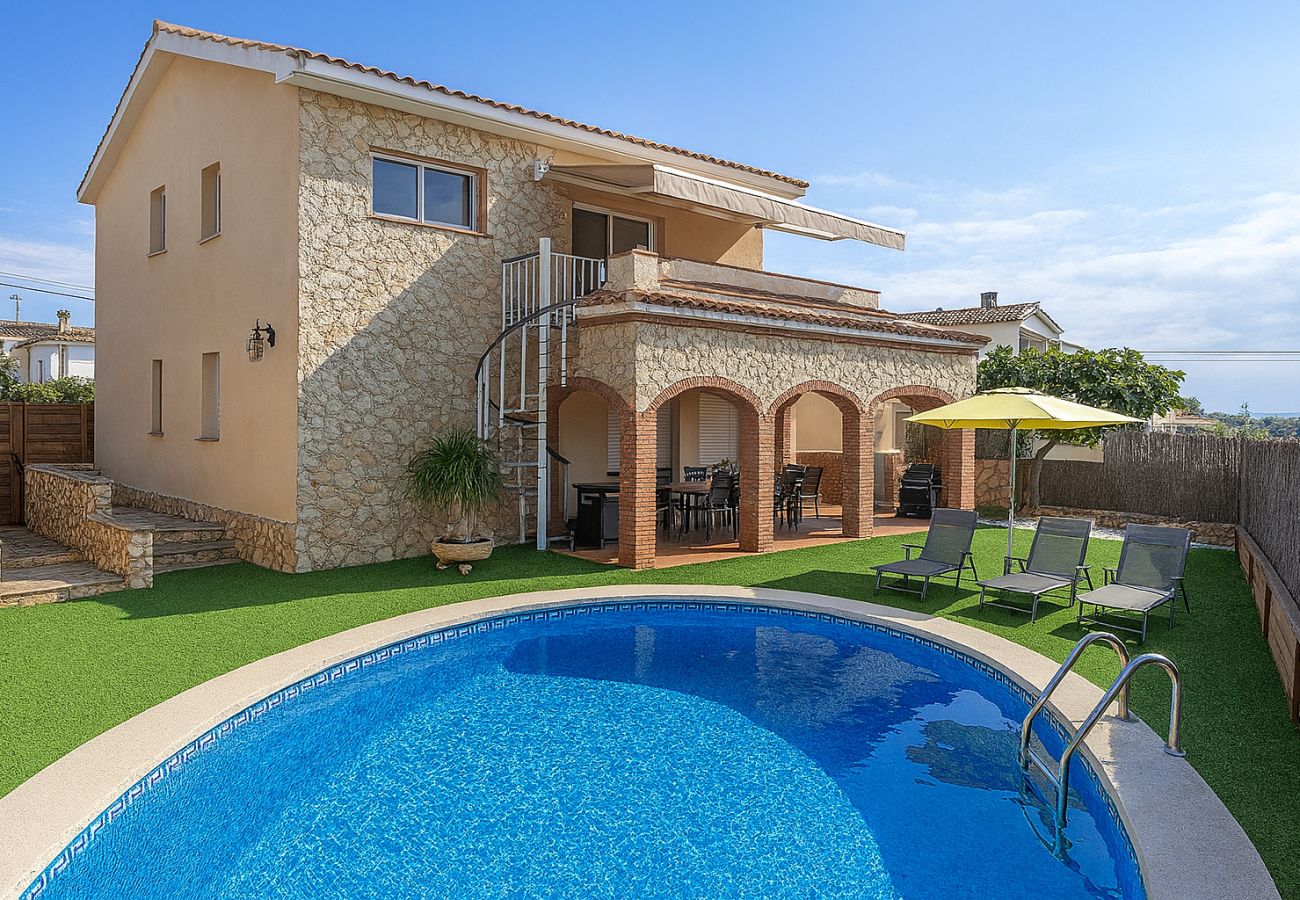 Villa in Pineda de Mar - Cozy beach town villa for 8 - no car necessary!