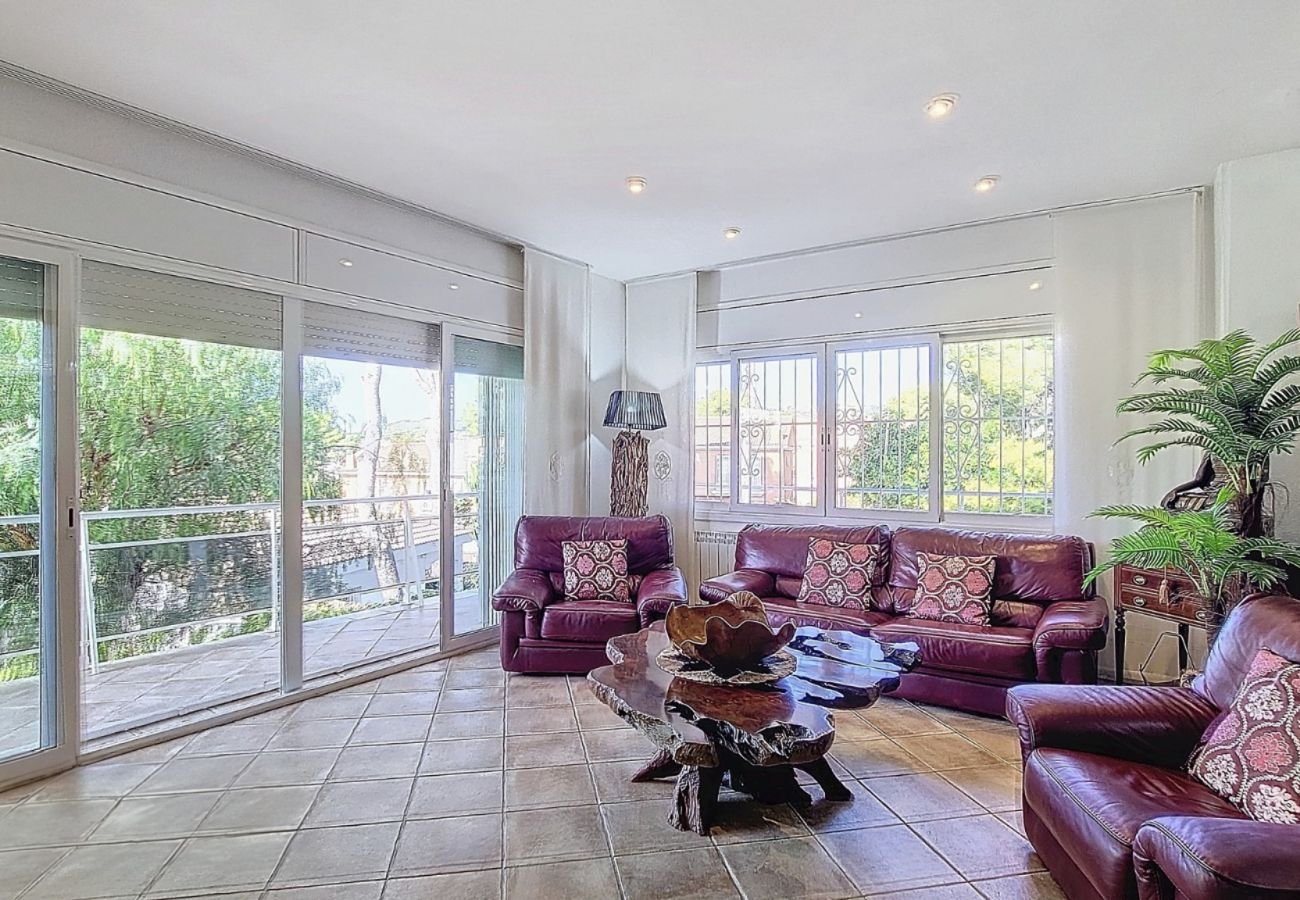 Villa in Cunit - Traditional Elegance 1km to beach